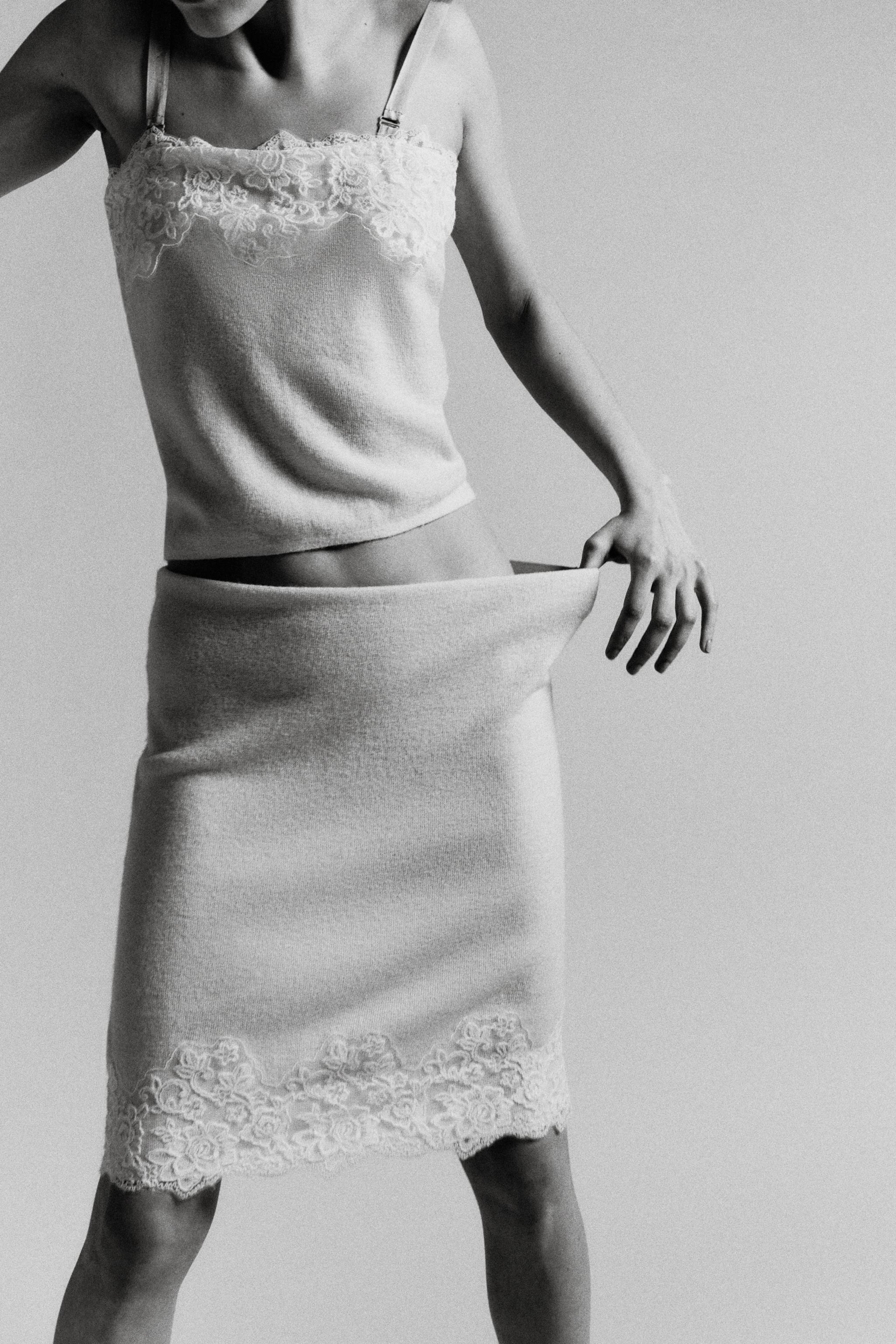 EMBROIDERED LACE KNIT MIDI SKIRT